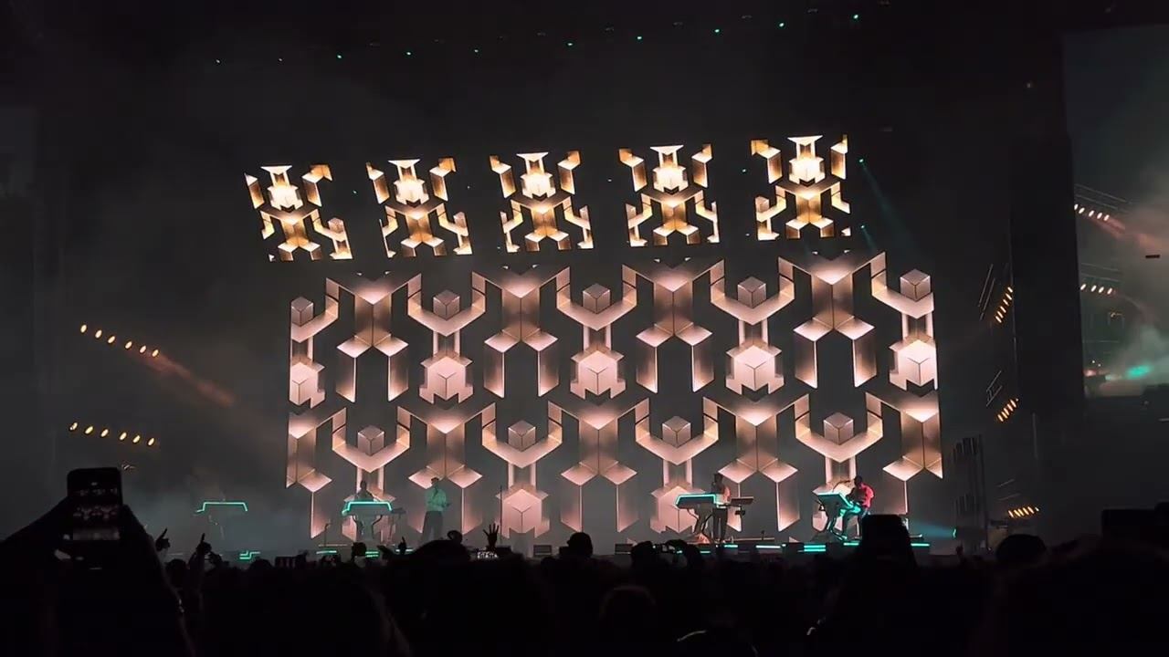 Stromae - Papaoutai - Live at Coachella 2022 WW1 смотреть онлайн