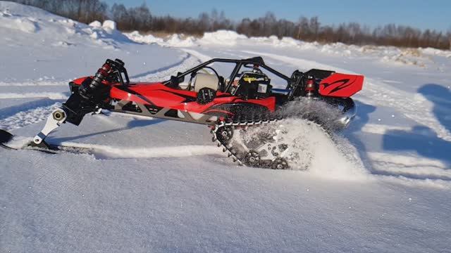 Бензиновая машинка на пульте + гусеницы! Тест проходимости. смотреть онлайн