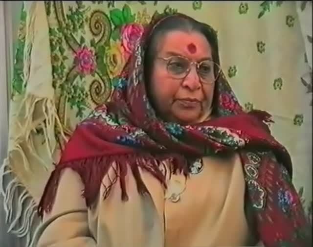 20-1995.24.09. Шри Матаджи в аэропорту г.Тольятти.Беседа с С.Йогами.Вылет в г.Киев