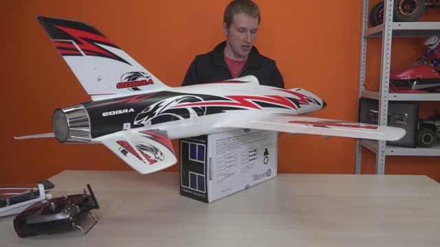 Огромный самолет на радиоуправлении. COBRA 8S смотреть онлайн
