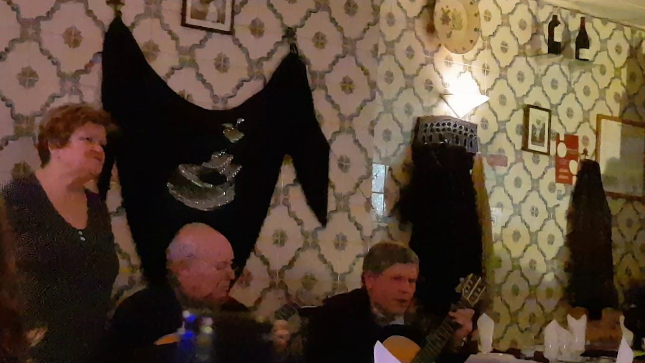 FADO singing in traditional portuguese restaurant RESTAURANTE ADEGA DO RIBATEJO in Lisbon, Portugal смотреть онлайн