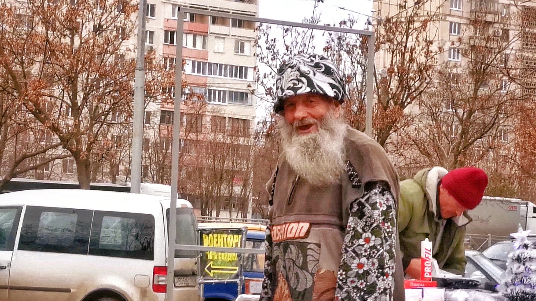 Мариуполь сегодня ДЕДУШКА ВОВА на рынке развлекает жителей смотреть онлайн