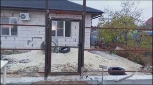 Сварил калитку в рамке и приварил её на петли капли . Врезал замок и прикрутил ручки .
