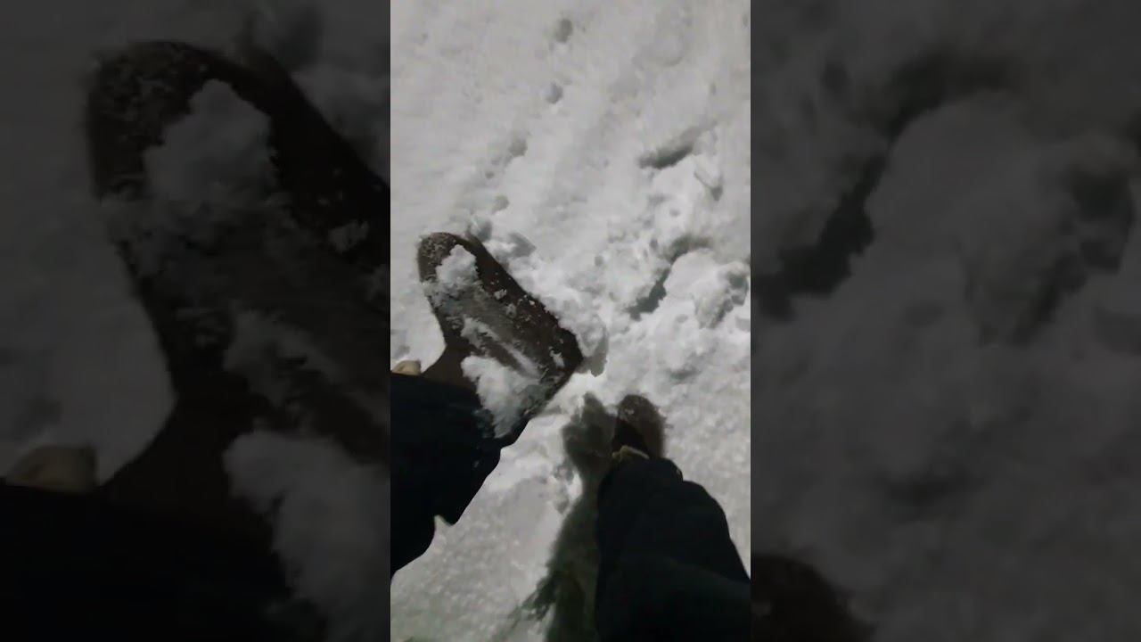 мокрый снег налипает на валенки и получается как платформы японские сабо