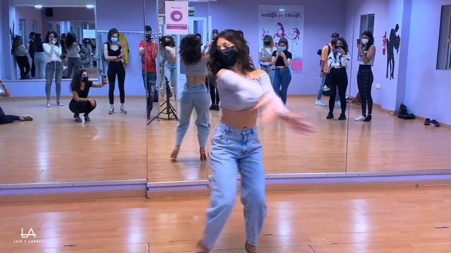 Bachata Lady Style ANDREA COBOS Amorcito enfermito Héctor Acosta El Torito Sevilla смотреть онлайн