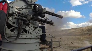 Стрельба из мощного счетверенного «Минигана» M134 (США)