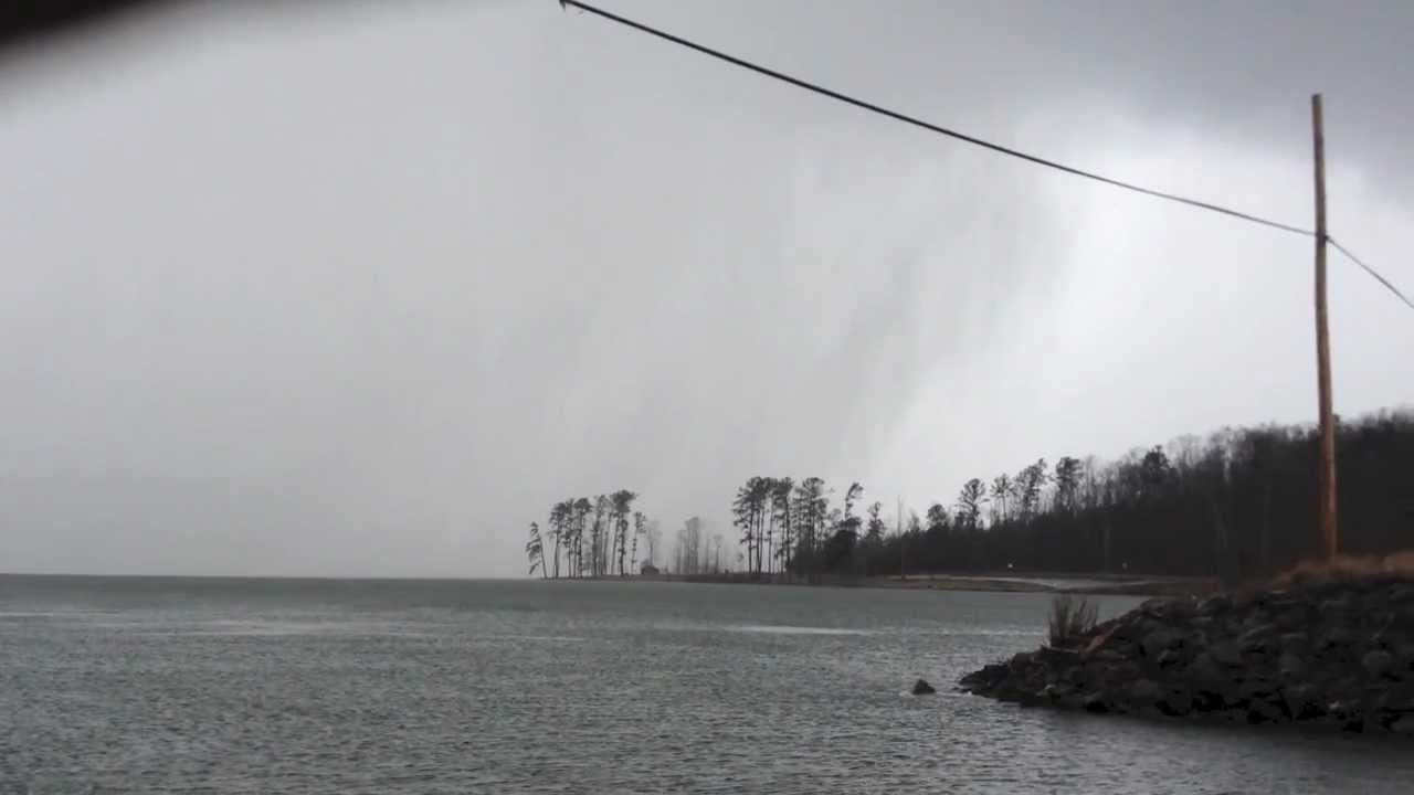 Hard Rain Line Racing Across Lake смотреть онлайн