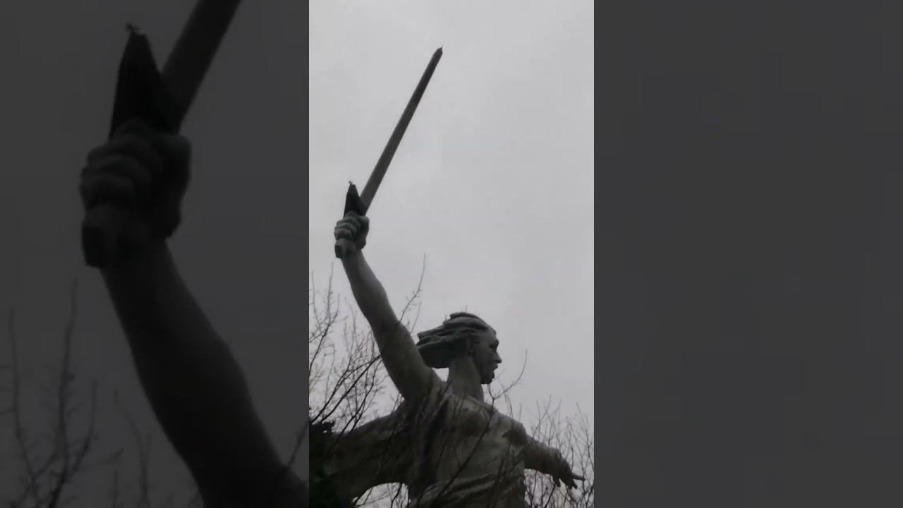 Родина - мать на Мамаевом кургане и вахтовики на подработке вместо настоящего почётного караула. смотреть онлайн