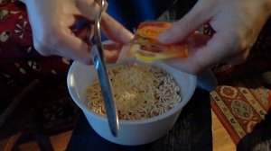 Роллтон Яичная лапша с курицей (круглый) и стрим