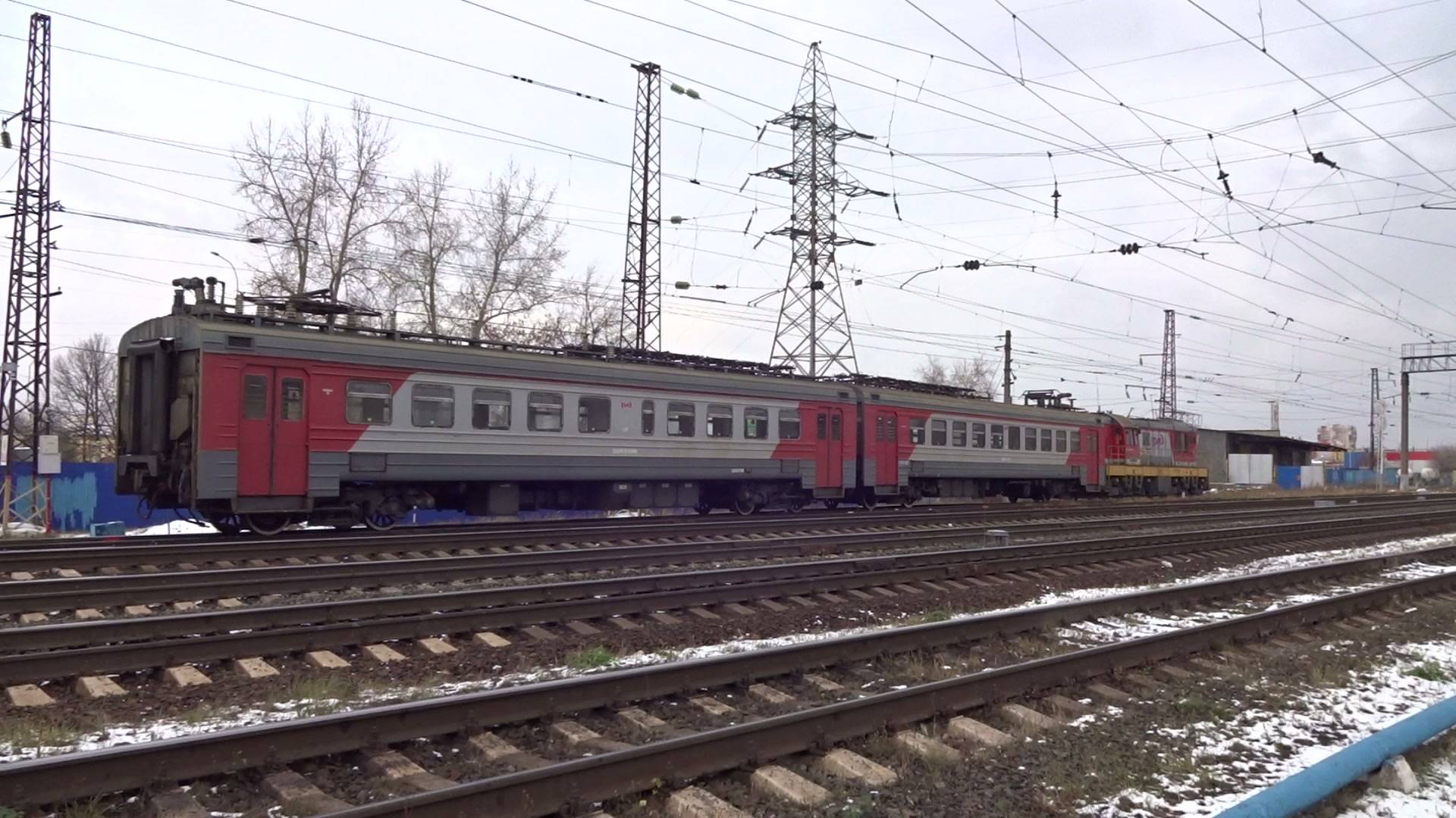 Тепловоз ЧМЭ3-2524 с перегоняемыми вагонами электропоезда ЭД9М смотреть онлайн