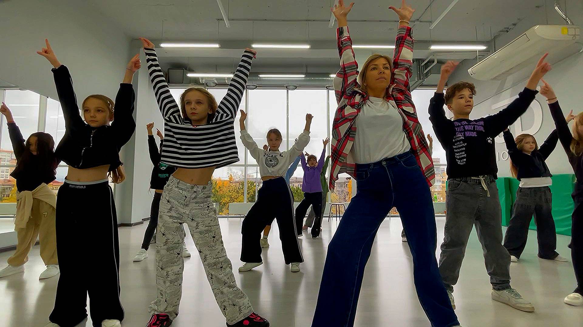 НАУЧИ МОДЕЛЬ ТАНЦЕВАТЬ .TEACH A MODEL TO DANCE / 1000планет смотреть онлайн