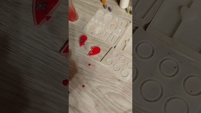 Как сделать брелки и кулоны из эпоксидной смолы своими руками легко и быстро для начинающих смотреть онлайн
