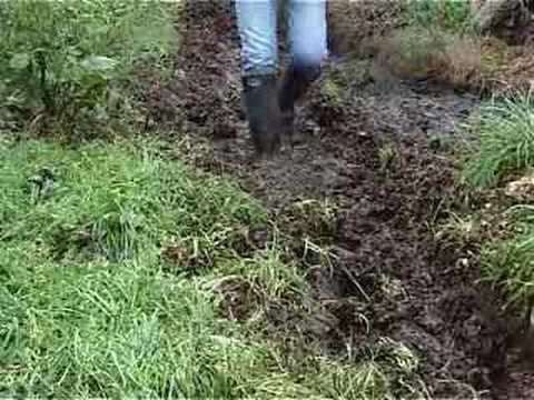 Rubbandit Sompin Around In Muddy Track in Bullseye Wellies смотреть онлайн