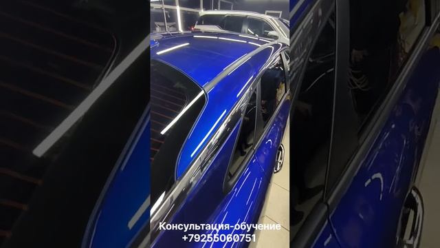 Вандал с гвоздём в капюшоне напал на пять машин.