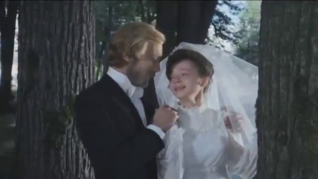 романс Николая Зубова на его же стихи, написан в 1899 и посаящен Анастасии Вяльцевой
"Не уходи".mp4