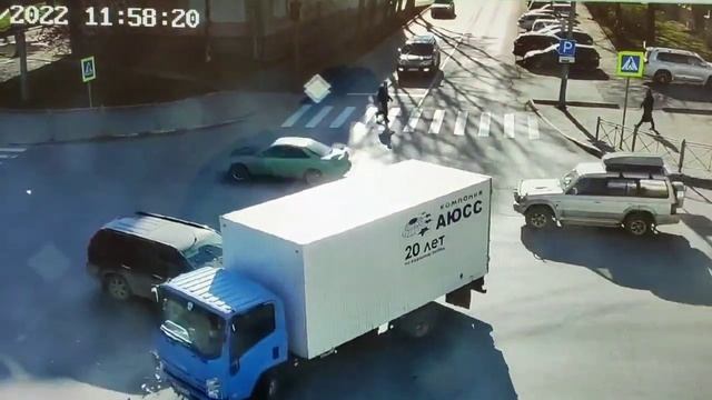 Кроссовер и грузовик столкнулись на перекрёстке в Южно-Сахалинске смотреть онлайн