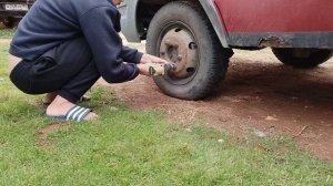 откручиваем колесо грузовичка гайковертом fengbao 1200