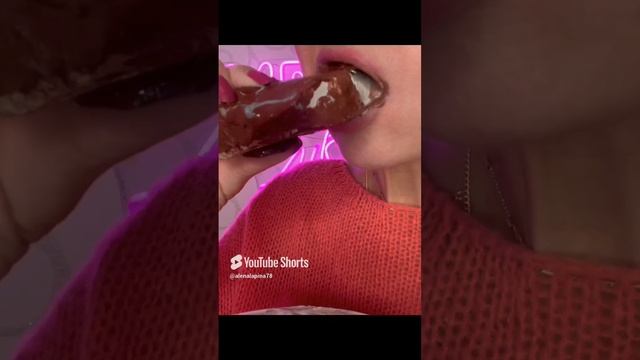 ASMR crunch of dry chalk in paste_ мокрый хруст мелом в пастах #asmr #chalksounds #asmrsounds смотреть онлайн