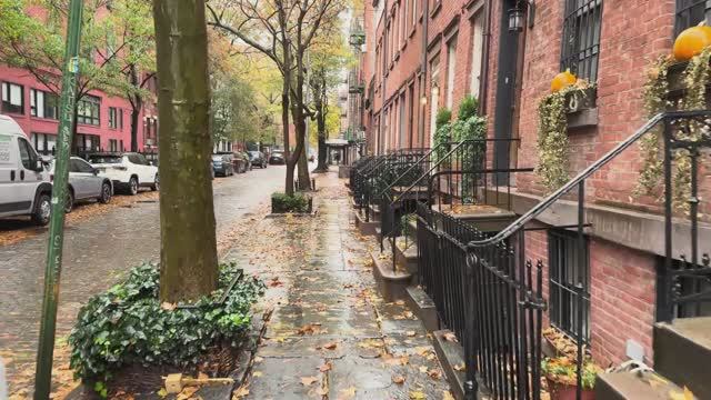 Расслабляющая прогулка под дождём в Гринвич-Виллидж, Нью-Йорк, под зонтом, звуки дождя смотреть онлайн