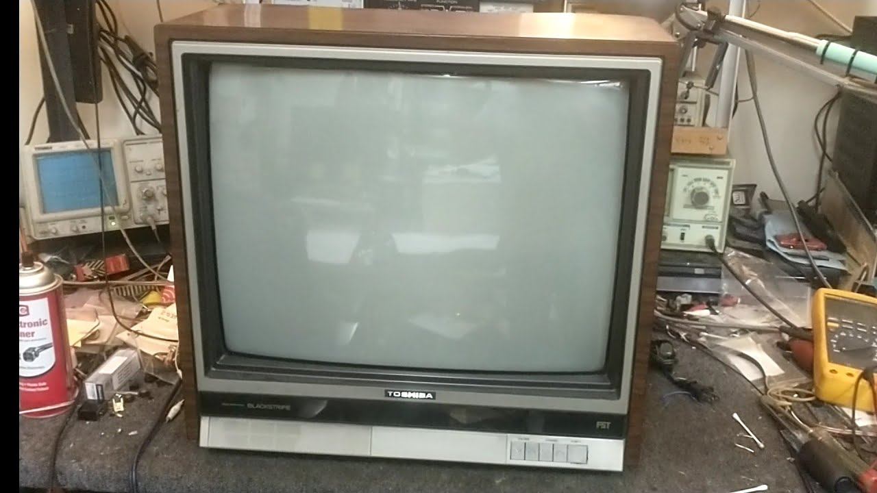 Service attempt of a 1987 Toshiba Blackstripe tv model cx-2036. vertical failure. P1/3 смотреть онлайн
