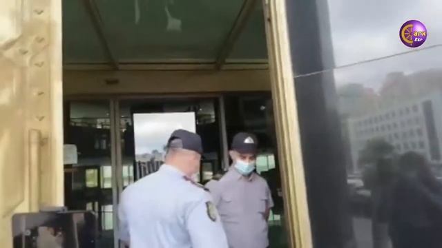 Milli Bank mətbuat konfransına jurnalistləri buraxmadı смотреть онлайн