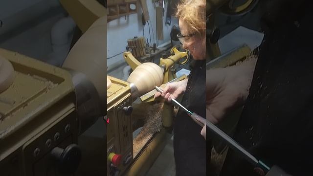 Точим дубовую вазу сверх острыми резцами. смотреть онлайн