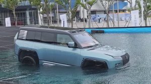 BYD Yangwang U8 тест драйв в бассейне