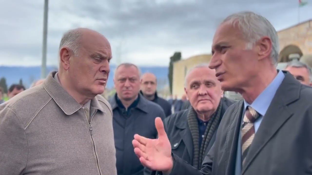 Аслан Бжания посетил Лыхну, где 5 апреля спилили бензопилой духовный символ абхазов смотреть онлайн