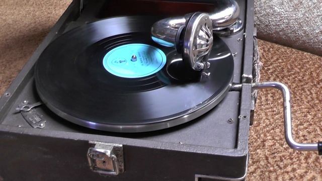 Играет старый патефон 