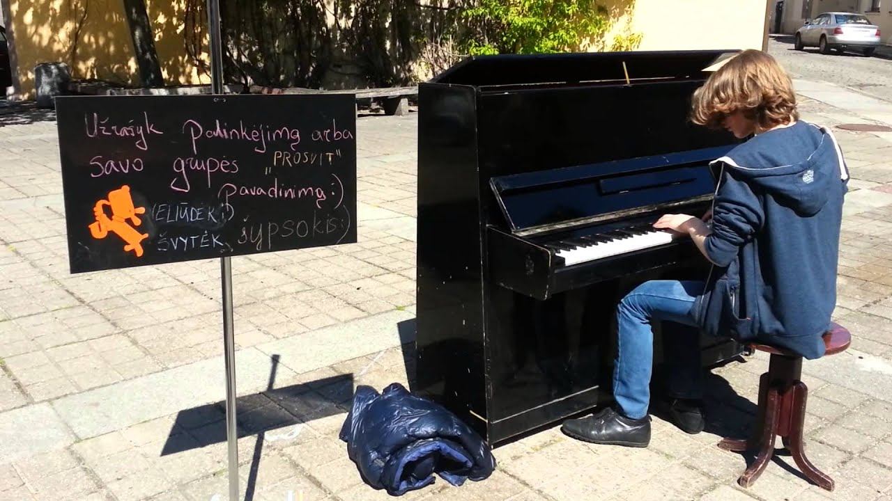 Pianino muzikos garsai po atviru dangumi (Dominykas) смотреть онлайн