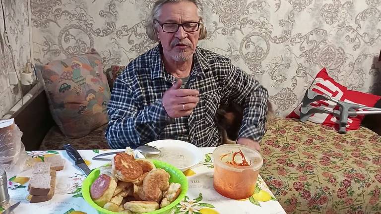 Жизнь в деревне. Виталий и Зоя: Муж приехал и сразу на кухню, приготовила оладья смотреть онлайн