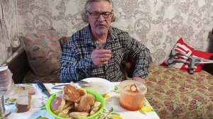 Жизнь в деревне. Виталий и Зоя: Муж приехал и сразу на кухню, приготовила оладья