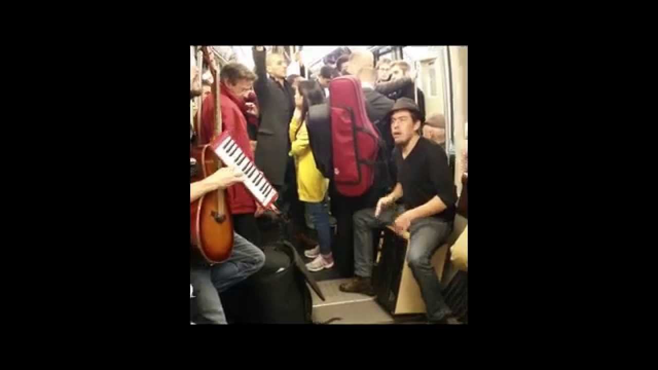 Музыканты в Парижском метро смотреть онлайн