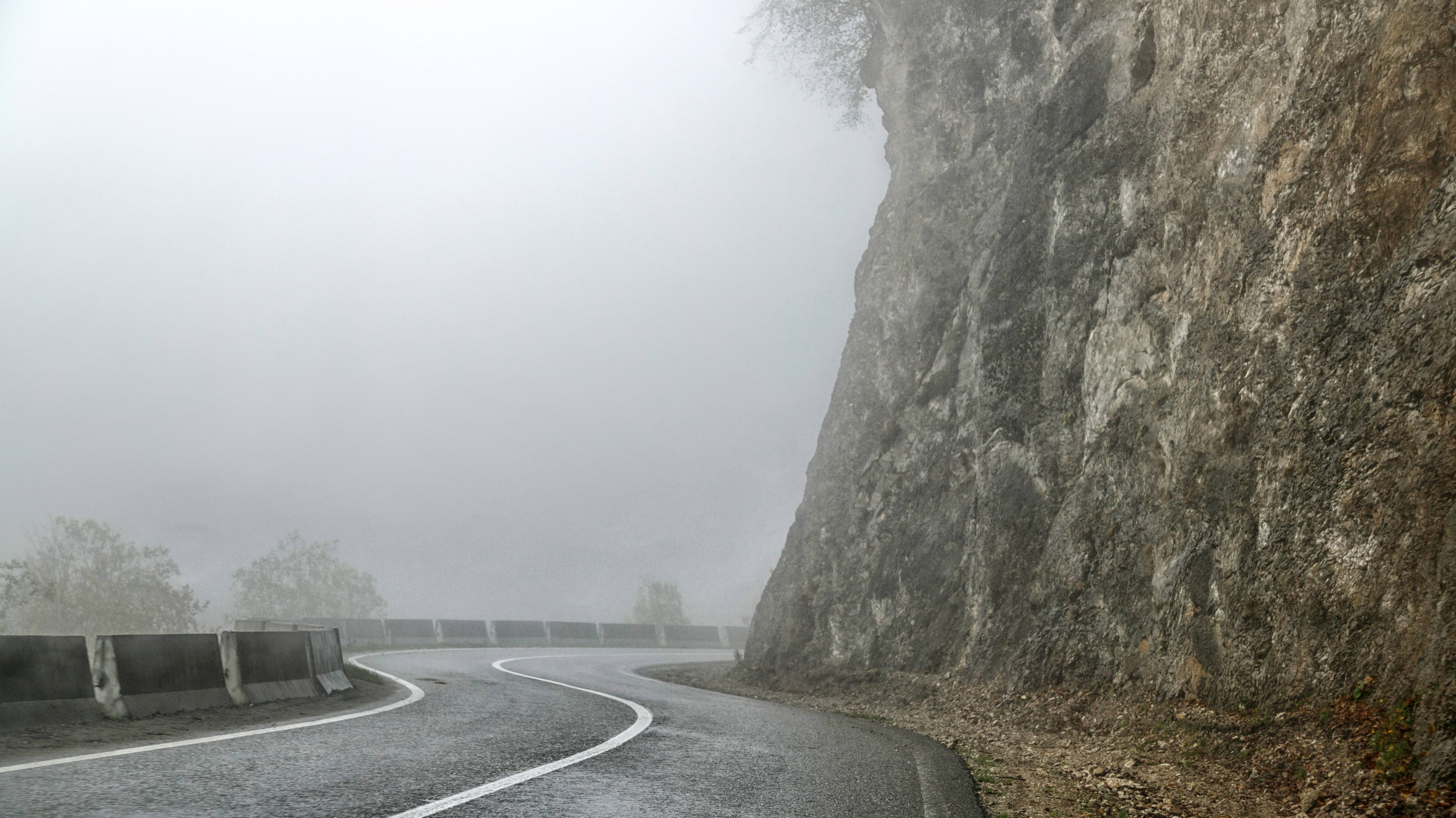 Чечня. Дорога от озера Кезеной-Ам до села Харачой. Крутые серпантины и туманы усложняют путь смотреть онлайн
