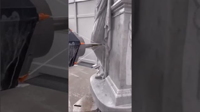 Итальянский робот-скульптор Robotor One L за работой. смотреть онлайн