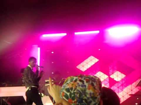 Stromae - Tous Les Memes live at Glastonbury 2014 смотреть онлайн