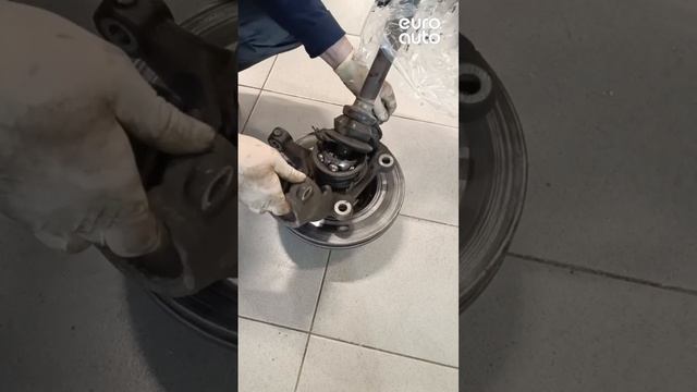 А/м поступил с жалобой на посторонний шум. Оказалось, ступичный полностью развален О_о смотреть онлайн