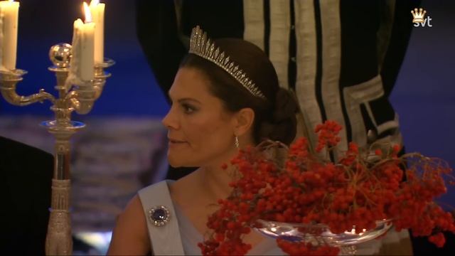 GLITERRING TIARA MOMENTS AT KING CARL XVI GUSTAF’S GOLDEN JUBILEE GALA DINNER смотреть онлайн