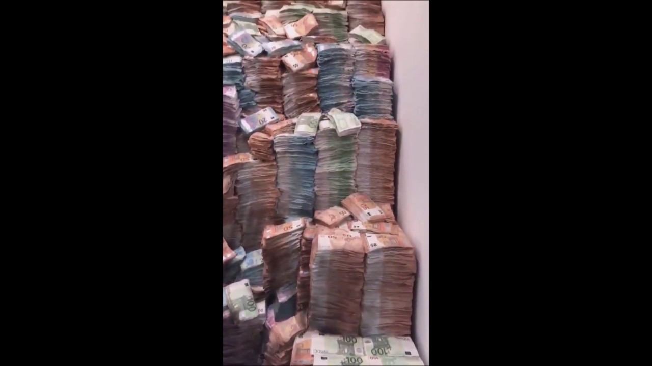 Обгоревшую кучу евро на складе Москвы связали с делом Арашукова. смотреть онлайн