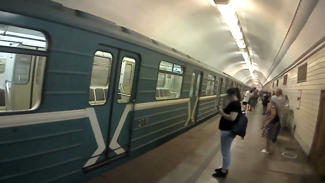 81-717.5М отправляется в оборотный тупик станции "Университет" смотреть онлайн
