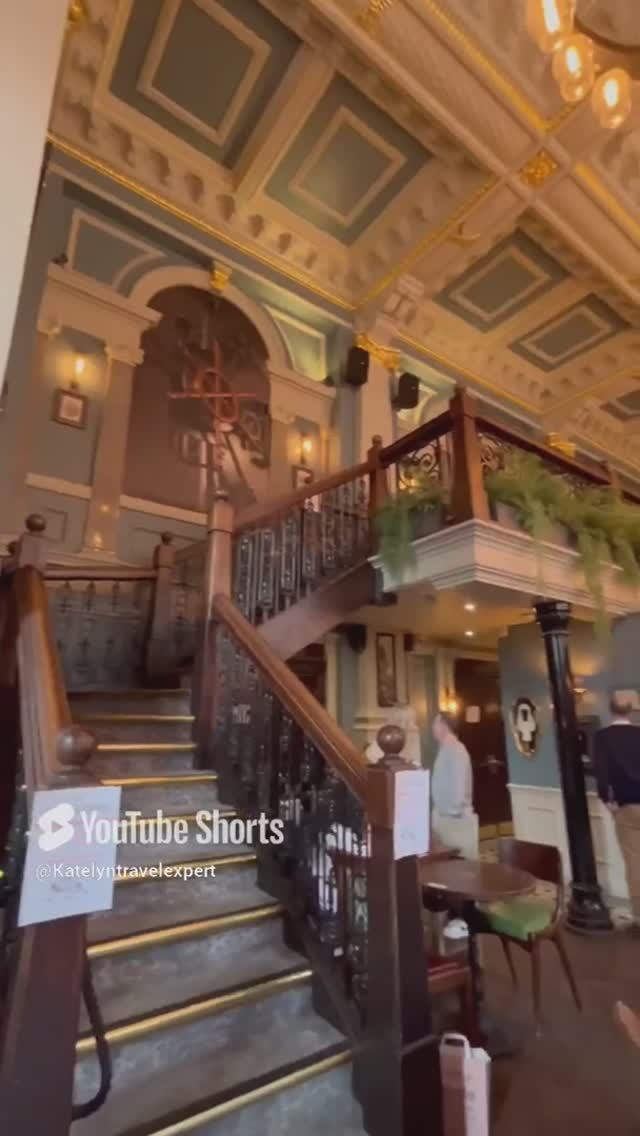 Шикарный интерьер в пабе #паб#еда#пиво#красивыеместа#кудапойтивлондоне#гдепоесть#лондон#чтопосетить смотреть онлайн