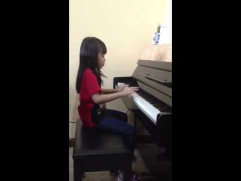 Clarisse's playing piano смотреть онлайн