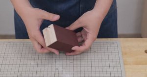 Делаем удобный держатель для наждачной бумаги [ЛАЙФХАК]