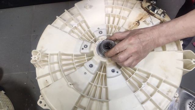 Ремонт стиральной машины LG. Замена бака, сальника и подшипников. смотреть онлайн