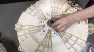 Ремонт стиральной машины LG. Замена бака, сальника и подшипников.