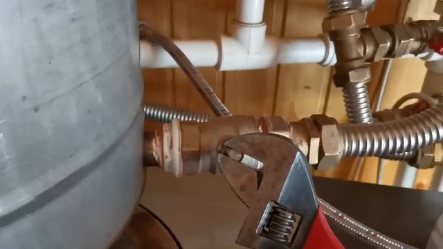 Не закрывается, заклинил или закипел шаровой кран, как перекрыть воду смотреть онлайн