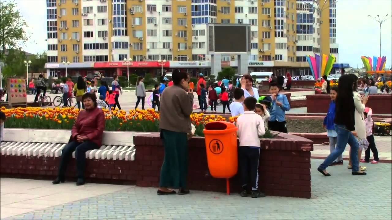 Казахстан; Атырау на площади Исатая - Махамбета смотреть онлайн