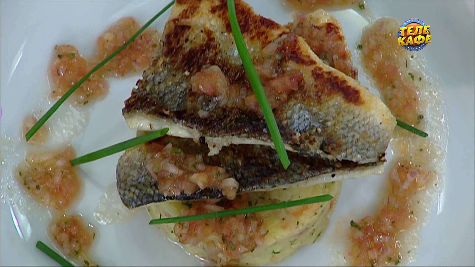 Филе сибаса с молодым картофелем и соусом из свежих овощей смотреть онлайн