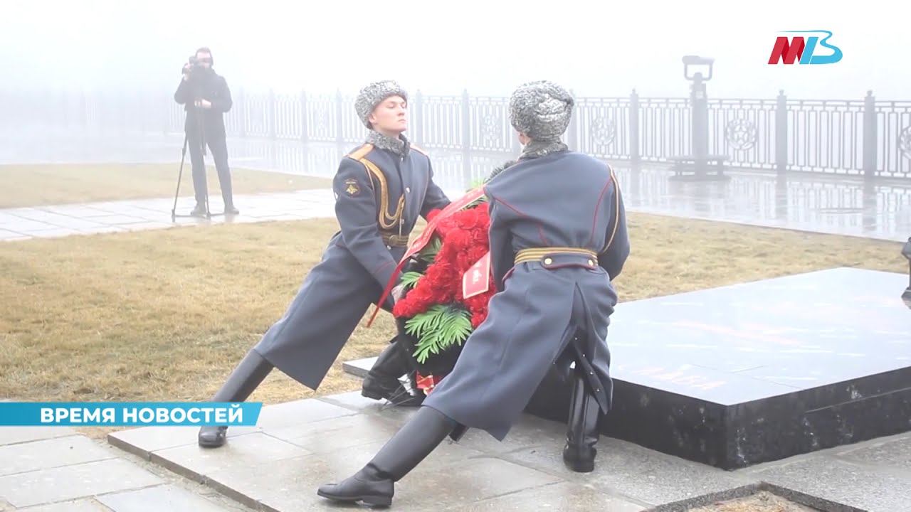 Сотрудники ГУ МЧС возложили венки к могиле Чуйкова в Волгограде