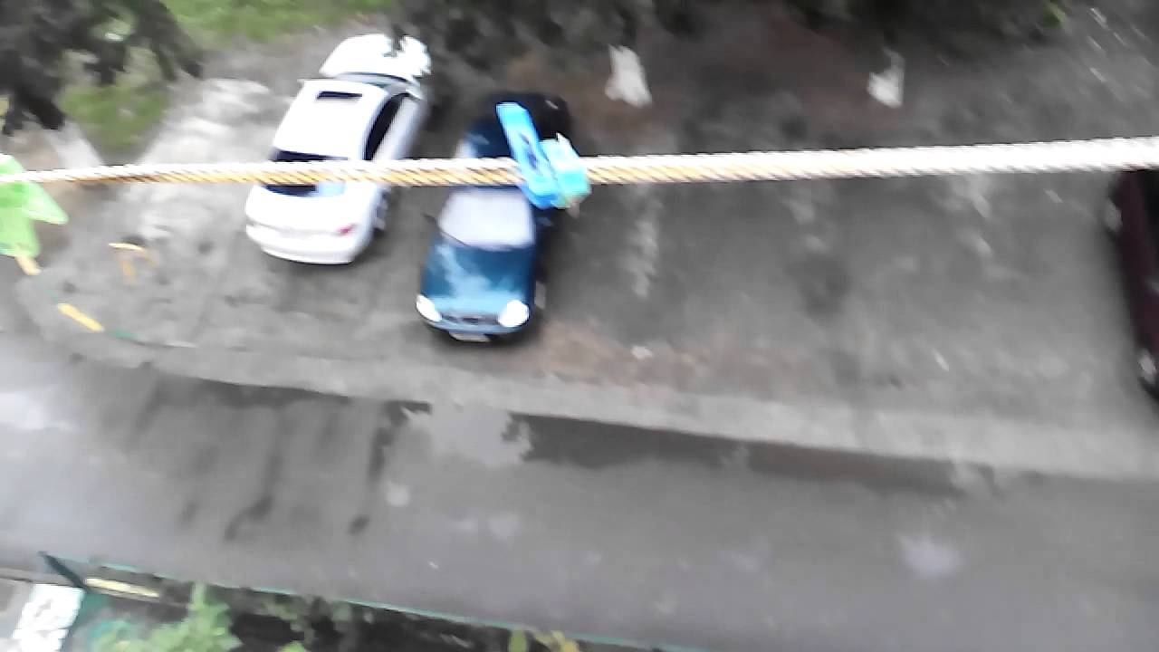 выбрасываю с окна антистрессовый шарик смотреть онлайн